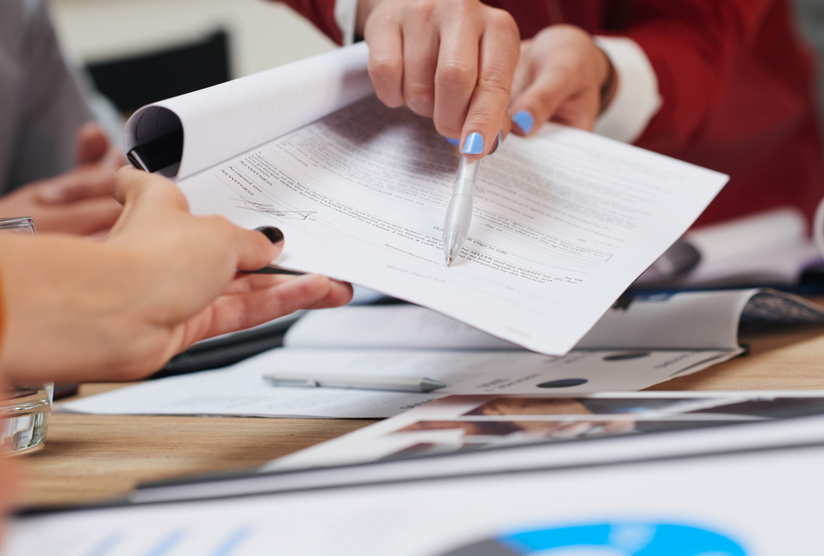 Geschäftsfrau mit Dokument - Jetzt Kreditbearbeitungsgebühr zurückfordern mit atb.law